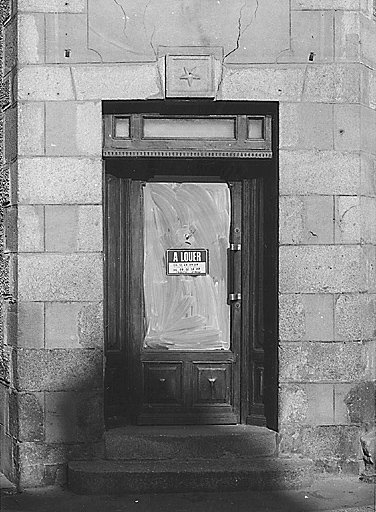 La Souterraine. Maison, 2 rue du Four (cadastre 1992, BD 81). Vue de détail de la porte au linteau orné d'un décor sculpté représentant une étoile (symbole maçonnique).