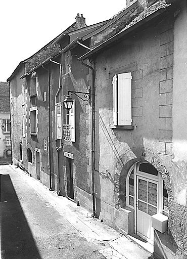 La Souterraine, ville : 1, 3, 5 rue de la Vigne (cadastre 1992, BD 3, 4, 5). Vue partielle de la rue de la Vigne montrant trois maisons à une travée et dont deux présentent, au rez-de-chaussée, une ancienne arcade d'échoppe.