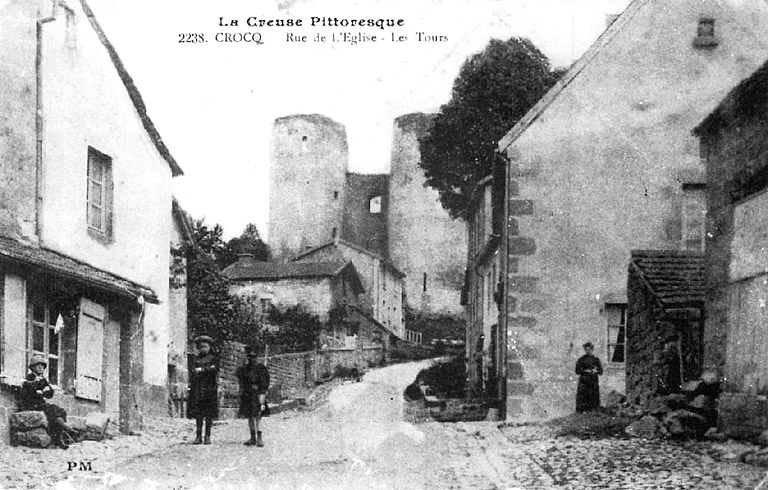 Vue de la rue de l'Eglise et des tours.