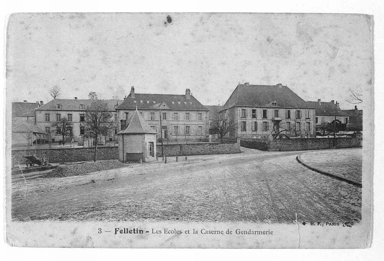 Vue de l'hôtel Morin d'Arfeuille, au début du siècle, à l'époque où il abritait la gendarmerie.