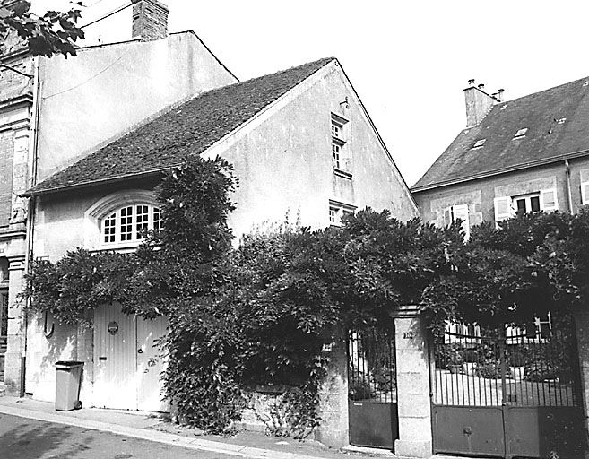La Souterraine, ville : 10 rue Haute-Saint-Michel (cadastre 1992, BK 19). Dépendance (bâtiment remanié et percé de baies réemployées, de provenance inconnue), probablement ancienne écurie.