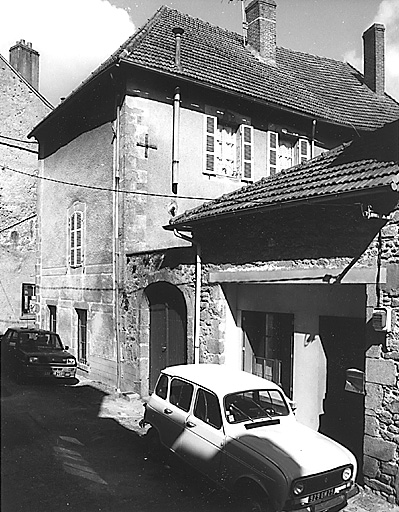 La Souterraine, ville : angle rue des Toiles et 1, 3 place du Fort (cadastre1992 BD 105). Maison située dans la première enceinte médiévale ; maison antérieure au 18e siècle et remaniée au 18e siècle ; comportant une cour accessible par un portail.
