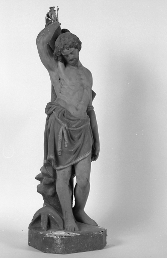 Statue de saint Sébastien en plâtre polychrome. Vue légèrement de trois-quarts.