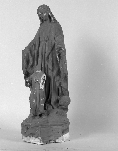 Statue de la Vierge à l'enfant en plâtre. Vue légèrement de trois-quarts.