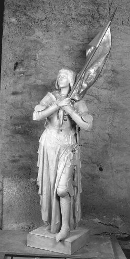 Statue de sainte Jeanne d'Arc en plâtre blanc. Vue de face.