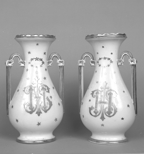 Deux vases d'autel en porcelaine dure. Vue d'ensemble.