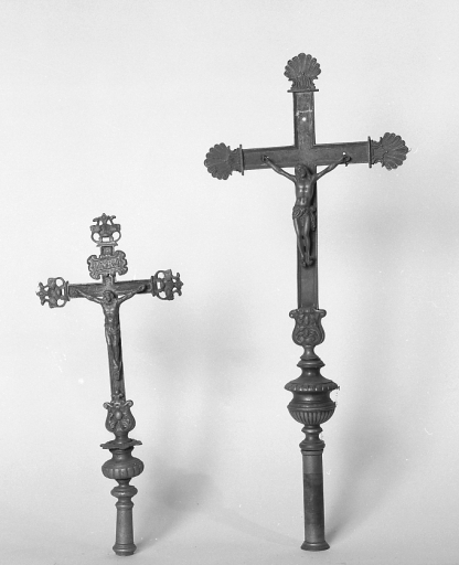 Deux croix de procession en métal.