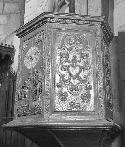 Détail de trois panneaux de la cuve (le dernier panneau, contre le mur, assez peu visible).
