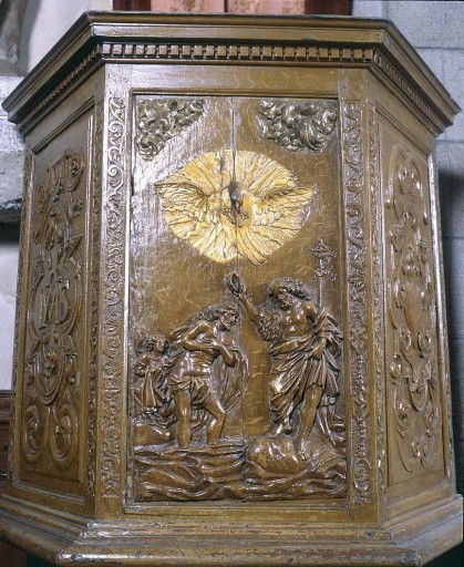 Détail du panneau central orné d'un relief du baptême du Christ.