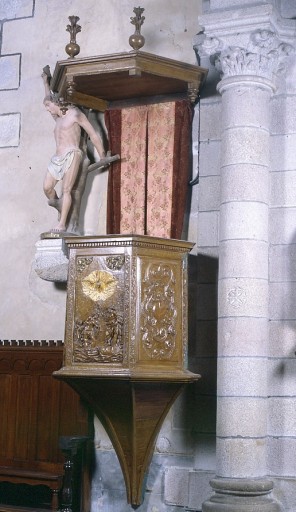 Vue d'ensemble avec l'abat-voix (l'escalier dans le mur caché par un rideau) et la statue de saint Sébastien à gauche.