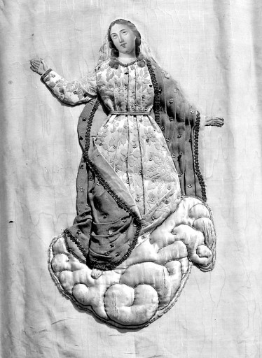 Détail de la Vierge de l'Assomption, en tissu appliqué.