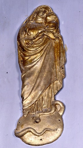 Détail du bas-relief de la Vierge à l'enfant appliqué sur le retable.