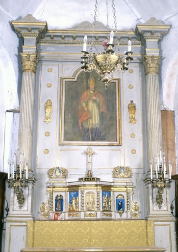 Vue rapprochée du tabernacle et du retable.