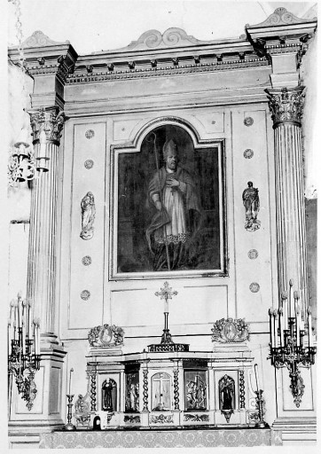 La statuette de saint Priest en évêque, disparue depuis, est visible dans la niche de l'aile droite du tabernacle.