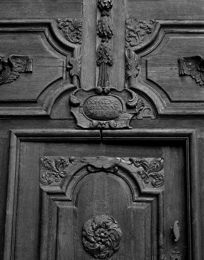 Détail du cartouche avec inscription au-dessus de la porte-guichet, après restauration.