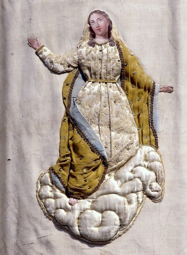 Détail de la Vierge de l'Assomption, en tissu appliqué.