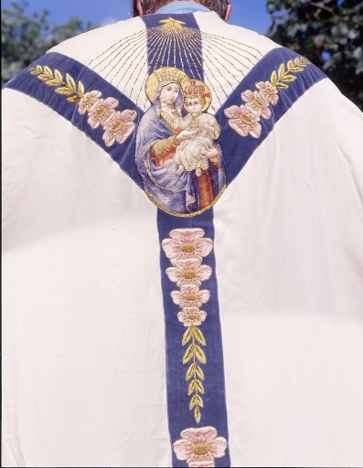 Détail des broderies du dos : Vierge à l'enfant et fleurs.