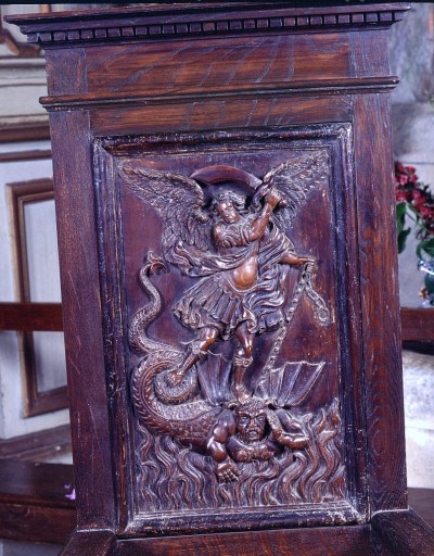 Détail du panneau sculpté sur le dossier : saint Michel terrassant le démon. - (c) Région Nouvelle-Aquitaine, Inventaire général du patrimoine culturel
