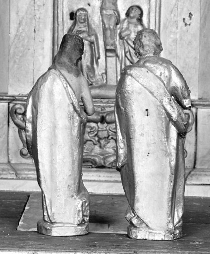 Vue de dos des 2 statuettes des niches flanquant la porte de l'armoire eucharistique.