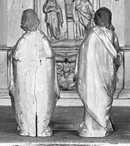 Vue du dos des 2 statuettes des niches extérieures de l'armoire eucharistique.