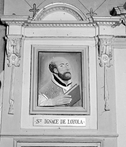 Détail du bas-relief représentant saint Ignace de Loyola.