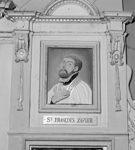 Détail du bas-relief représentant saint François Xavier.