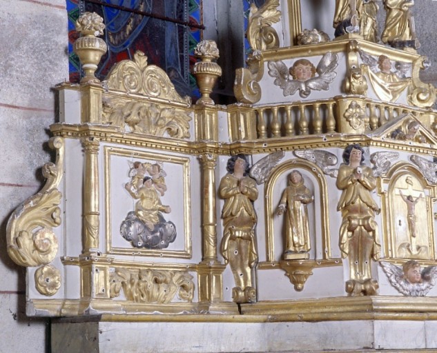 Détail de l'aile nord du tabernacle, avec le bas-relief de la Vierge de l'assomption couronnée par des anges. - (c) Région Nouvelle-Aquitaine, Inventaire général du patrimoine culturel