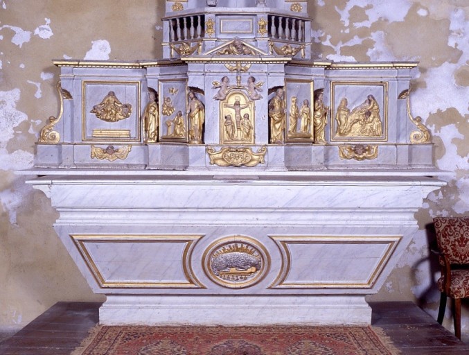 Détail de l'autel et du tabernacle.