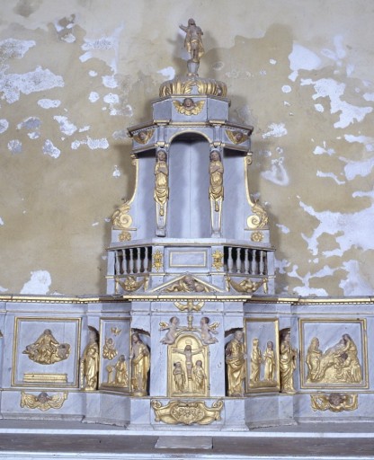 Détail de l'armoire eucharistique, avec ses 4 statuettes, et de l'exposition surmontée de la statuette du Christ triomphant..