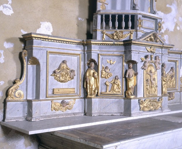 Détail de l'aile gauche du tabernacle et du pan gauche de l'armoire eucharistique.