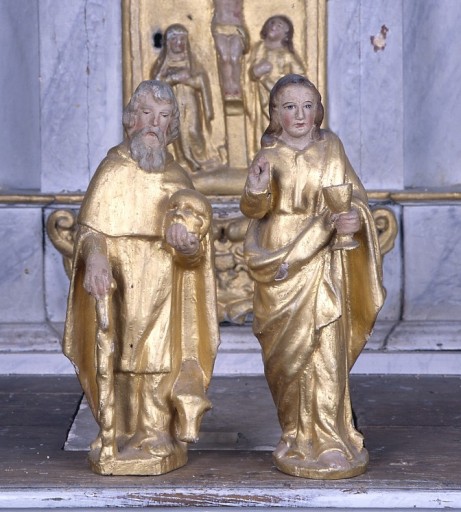 Vue de face des 2 statuettes des niches extérieures de l'armoire eucharistique : saint Jean tenant un calice, et saint Antoine abbé (?).