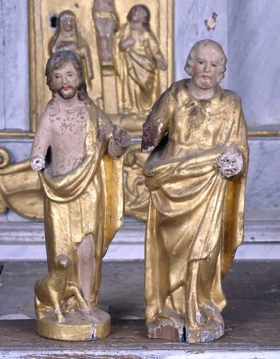 Vue de face des 2 statuettes des niches flanquant la porte de l'armoire eucharistique : saint Jean-Baptiste, et un saint apôtre barbu.