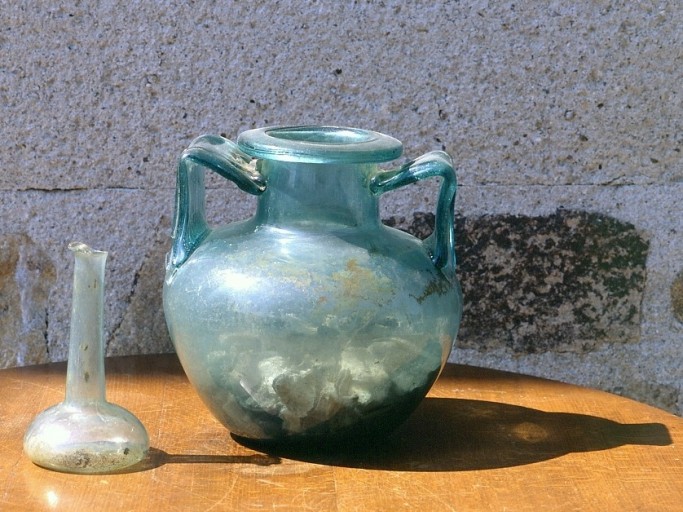 Vue générale de l'urne en verre contenant des ossements et du vase lacrymatoire en verre. - (c) Région Nouvelle-Aquitaine, Inventaire général du patrimoine culturel