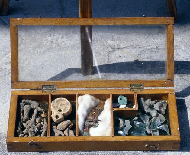 Vue générale de la vitrine contenant le petit mobilier de la tombe. - (c) Région Nouvelle-Aquitaine, Inventaire général du patrimoine culturel