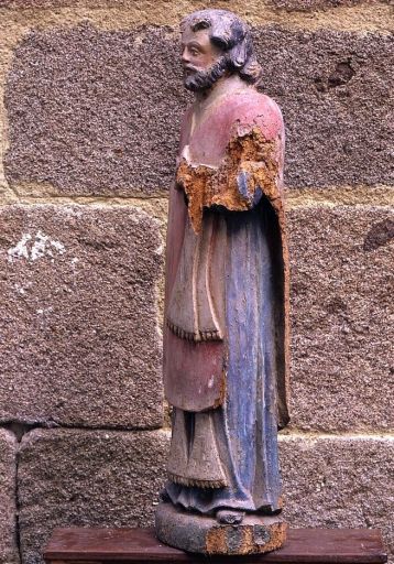 Saint prêtre, profil gauche.