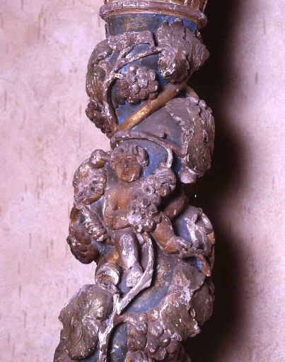 Détail d'une colonne : putto et oiseau.