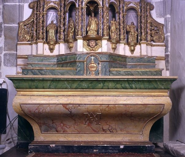 Vue rapprochée de l'autel et du tabernacle.