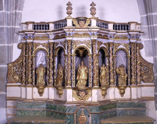 Vue rapprochée de la partie supérieure du tabernacle.