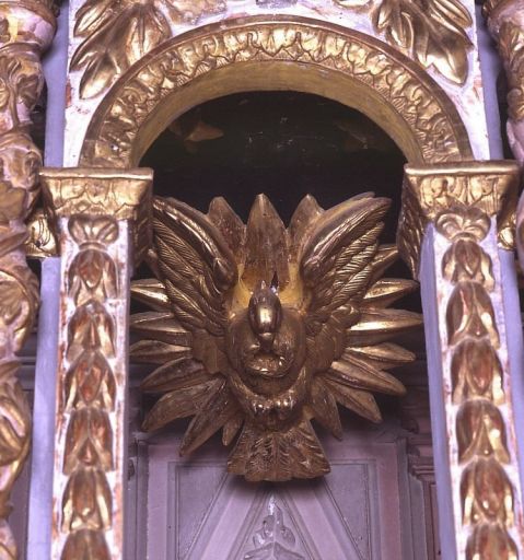 Détail de la colombe du Saint-Esprit dans la niche centrale du tabernacle.