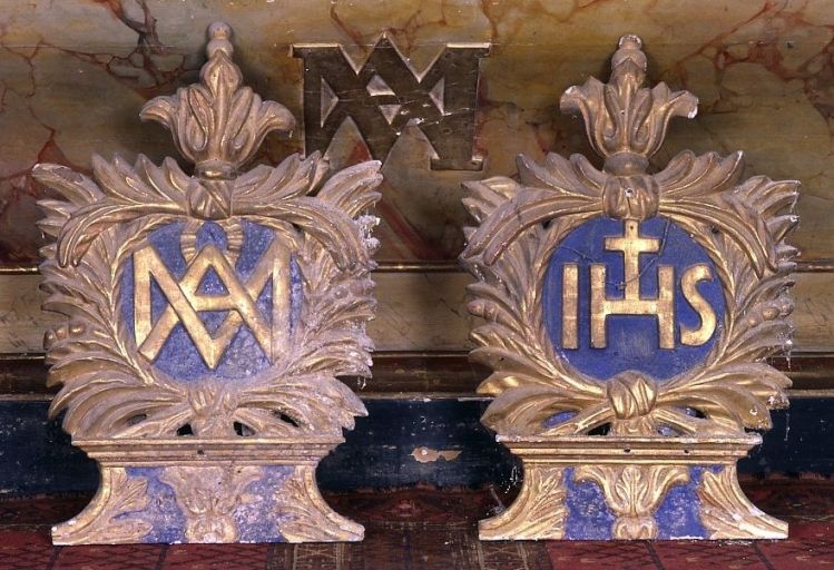 Cartouches de couronnement des ailes du tabernacle, déposés.