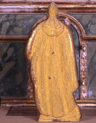 Détail de la statuette de saint évêque bénissant, revers.