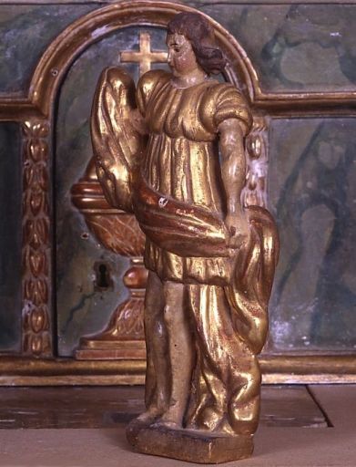 Détail de la première statuette d'ange, profil gauche.