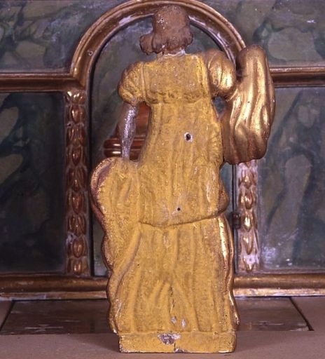 Détail de la première statuette d'ange, revers.