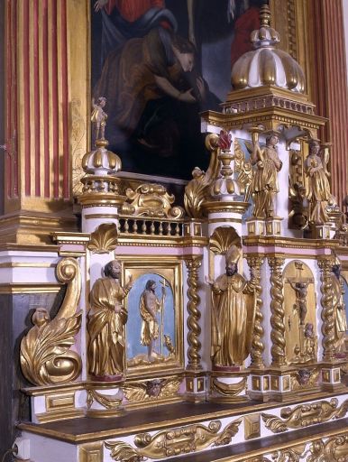 Détail de l'aile gauche du tabernacle avec les statuettes de saint Pierre et un saint évêque.