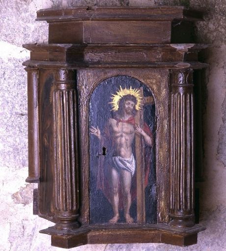 Vue de face : sur la porte, le Christ glorieux.