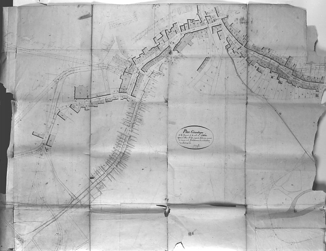 Plan géométrique de la ville de Felletin, depuis le pont Roby jusqu'aux bâtiments servant de caserne à la gendarmerie ; plan non daté (vers 1841) et signé Jouanisson ; échelle 1:2000, 1841. Partie du plan montrant le centre de la ville (avec les églises du Moutier et du Château), le faubourg de la Pisseloche et la rue Grancher actuelle.