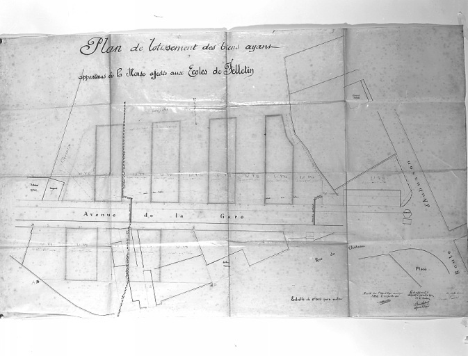 Plan de lotissement des biens ayant appartenu à la mense affectés aux écoles de Felletin ; dressé par l'agent voyer de Felletin (signature illisible), juillet 1912. Echelle 1:200. Ce plan montre l'avenue de la Gare et un terrain à lotir situé sur le côté nord.