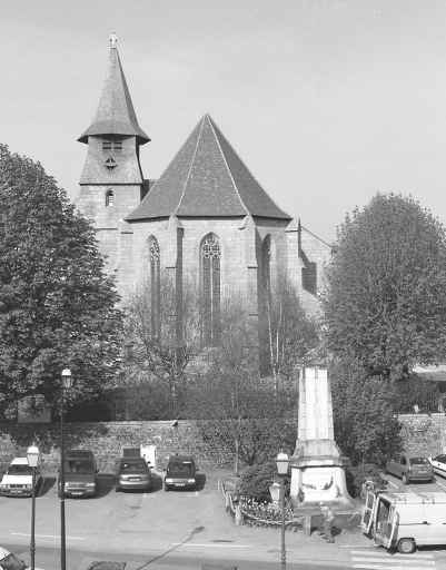 Vue d'ensemble depuis l'est ; vue prise depuis le perron de la mairie actuelle.