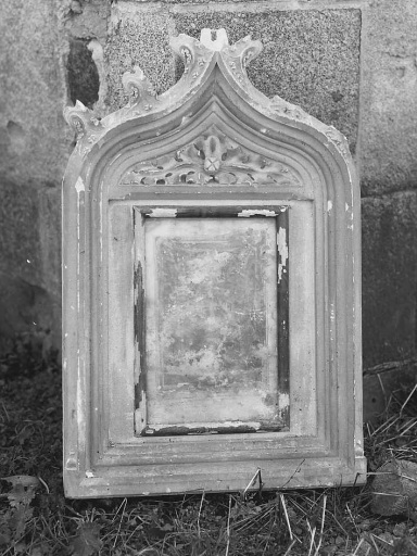 Gravure (en très mauvais état) représentant la Sainte Face du Christ, entourée d'un petit cadre en bois avec glace de protection, et incluse dans un grand cadre en plâtre, de style néogothique.