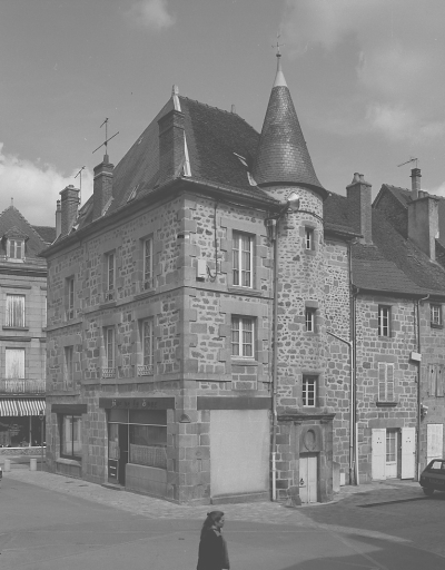 3 place Courtaud ; rue du Clocher. Hôtel (AL 42, 43). (Groupe D2). Vue d'ensemble des deux élévations, celle donnant sur la place Courtaud (profondément remanié, à la fin du 19e siècle, au moment de la démolition de l'îlot appelé 'auvents') et l'autre, avec la tour d'escalier en demi hors oeuvre, donnant sur la rue du Clocher.